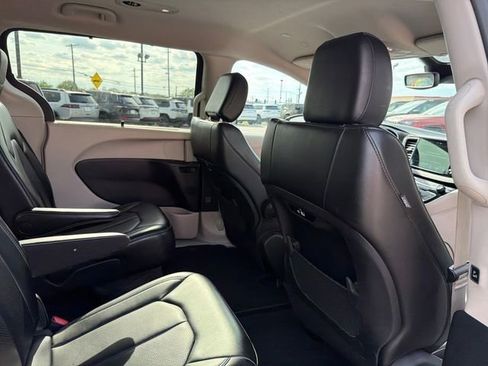 Used 2023 Chrysler Pacifica Touring-L FWD image 32