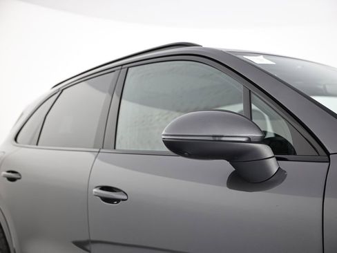 Certified 2025 Porsche Cayenne AWD/4WD image 16