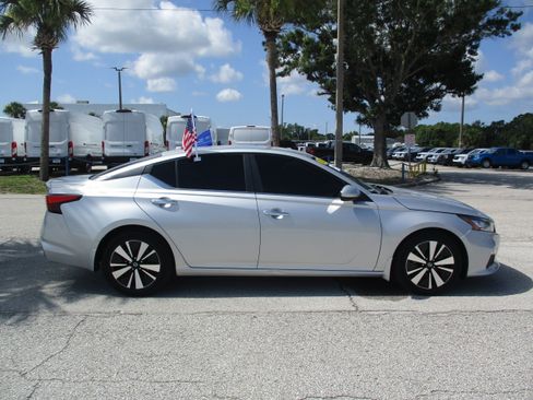 Used 2022 Nissan Altima 2.5 SV FWD image 8