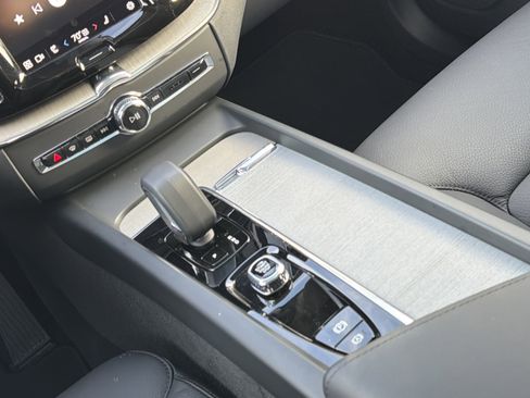 Certified 2025 Volvo XC60 B5 Plus image 18