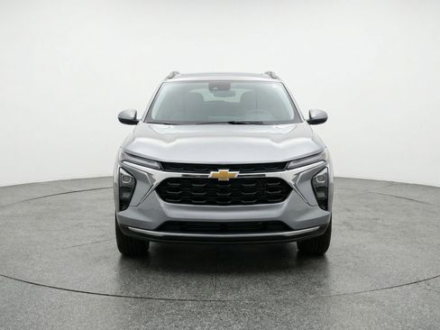 Used 2025 Chevrolet Trax LT FWD image 2