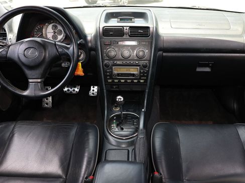 Used 2003 Lexus IS 300 w/ Power & Leather Pkg RWD image 2