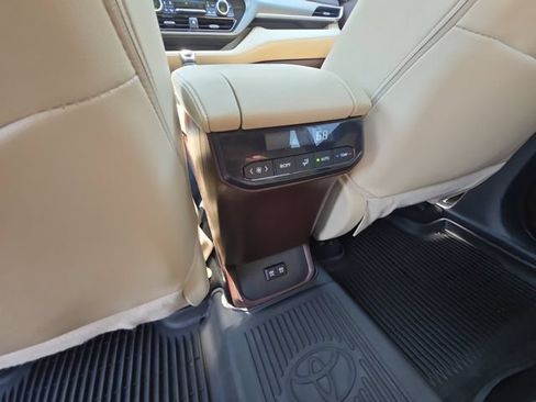 Used 2021 Toyota Highlander XLE AWD/4WD image 27