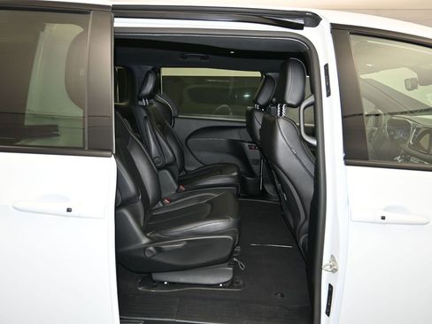 Used 2024 Chrysler Pacifica Limited FWD image 26