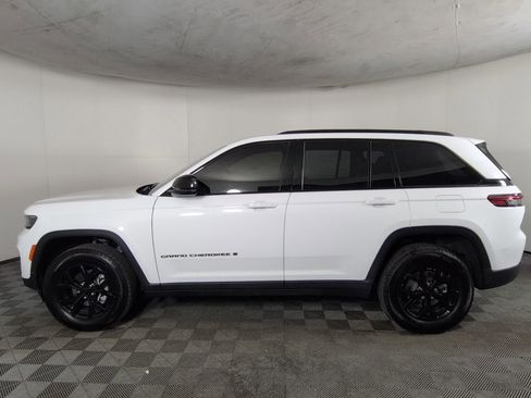 Certified 2025 Jeep Grand Cherokee Altitude AWD/4WD image 9