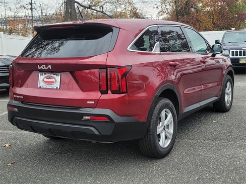 Used 2023 Kia Sorento LX image 7