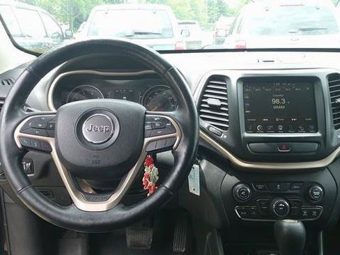 Used 2015 Jeep Cherokee Latitude w/ Cold Weather Group AWD/4WD image 10