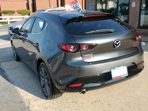 Used 2019 MAZDA MAZDA3 Hatchback w/ Preferred Package FWD image 2