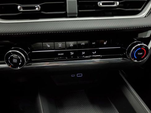 Used 2025 Chevrolet Equinox LT w/ Safety and Technology Package image 18