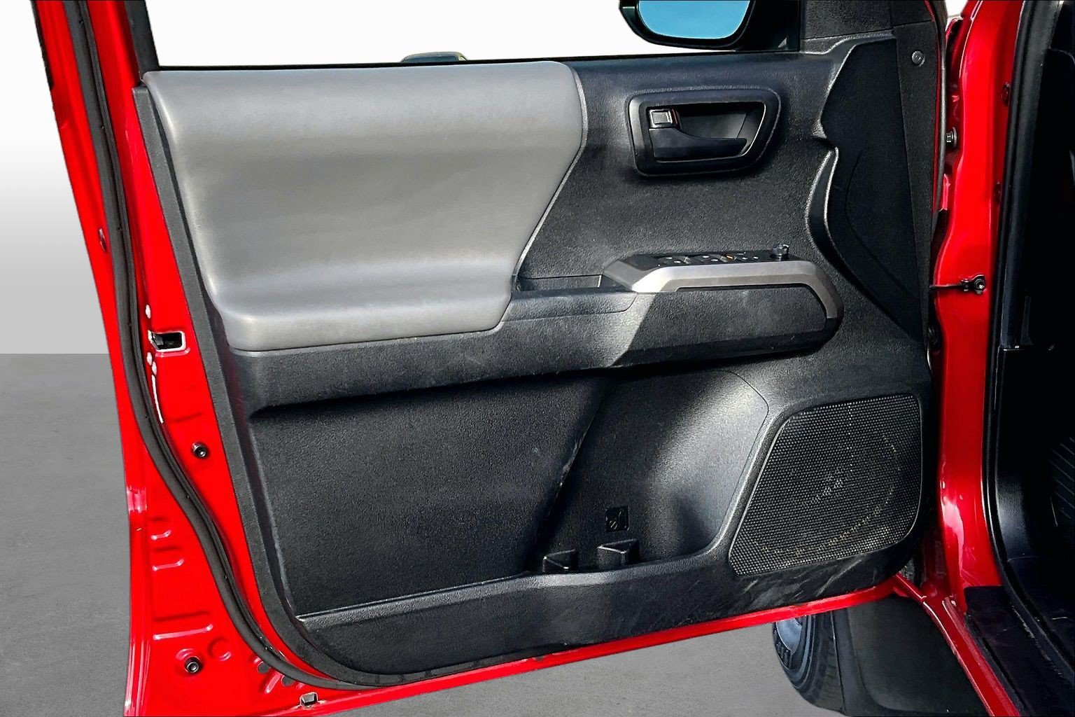 Used 2022 Toyota Tacoma SR5 w/ SR5 Appearance Package (SM) RWD image 17
