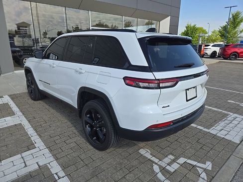 Used 2024 Jeep Grand Cherokee Altitude AWD/4WD image 7