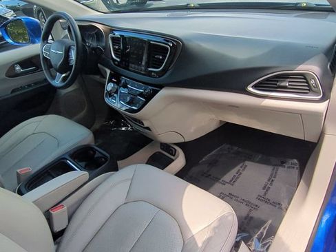 Used 2019 Chrysler Pacifica Touring-L w/ Tire & Wheel Group FWD image 35