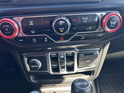 Used 2020 Jeep Wrangler Unlimited Sahara image 20