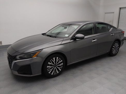 Used 2023 Nissan Altima 2.5 SV image 2