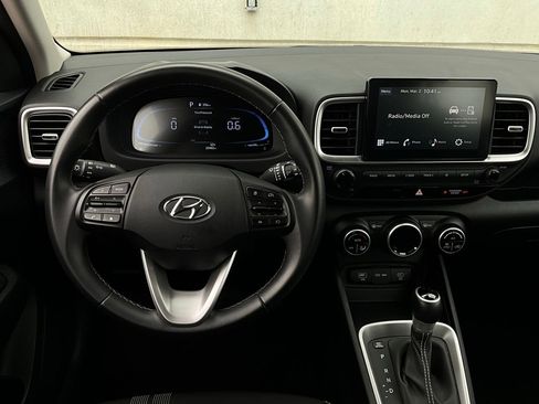 Used 2025 Hyundai Venue SEL image 13