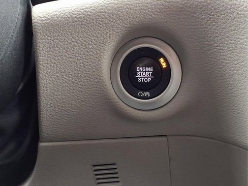 Used 2023 Chrysler Pacifica Touring-L image 20