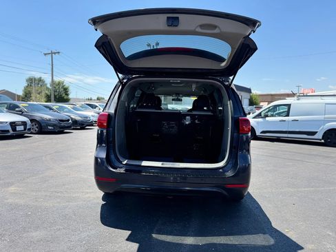 Used 2017 Kia Sedona LX w/ LX Essentials Premium Package FWD image 6