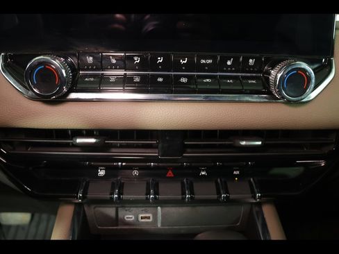 Used 2023 GMC Canyon Denali image 32