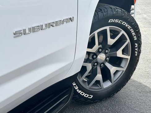 Used 2023 Chevrolet Suburban Premier image 5