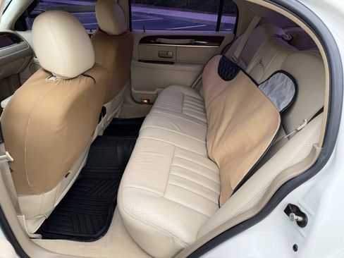 Used 2006 Lincoln Town Car Signature RWD image 10
