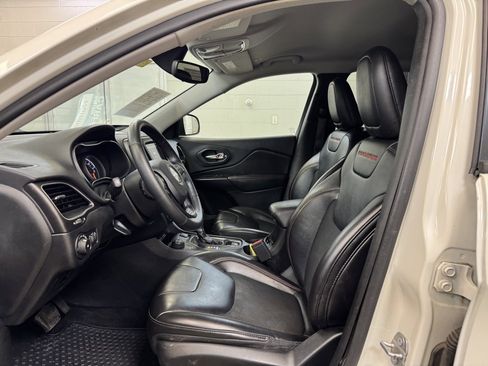 Used 2019 Jeep Cherokee Trailhawk w/ Cold Weather Group image 11