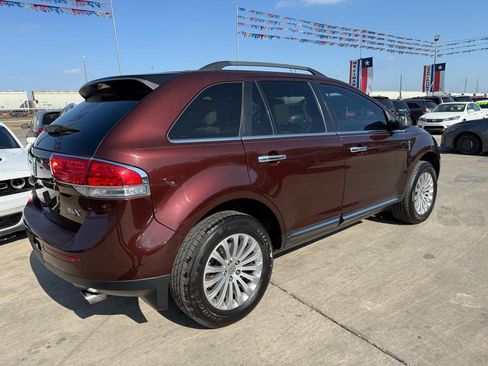 Used 2012 Lincoln MKX FWD image 3