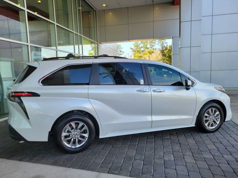 Used 2025 Toyota Sienna XLE image 7