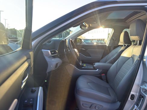 Used 2022 Toyota Highlander XLE AWD/4WD image 11