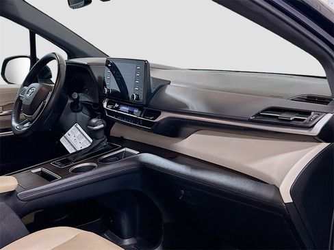 Used 2024 Toyota Sienna XLE image 28