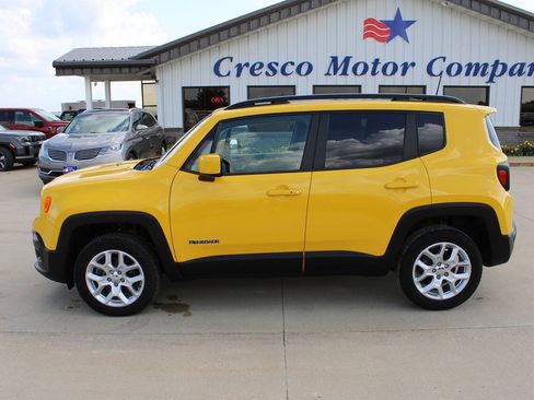 Used 2018 Jeep Renegade Latitude w/ Safety & Security Group AWD/4WD image 8