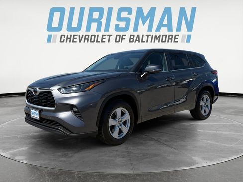 Used 2023 Toyota Highlander LE image 2