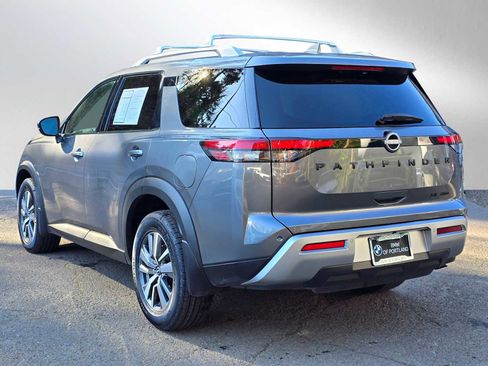 Used 2024 Nissan Pathfinder SL w/ Black Appearance Package image 5