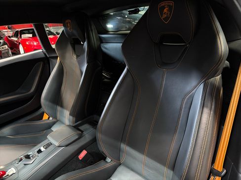 Used 2021 Lamborghini Huracan EVO image 17
