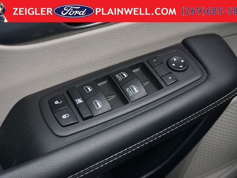 Used 2024 Chrysler Pacifica Touring-L FWD image 32
