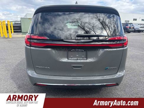 Used 2023 Chrysler Pacifica Touring-L w/ Uconnect Theater Family Group image 5