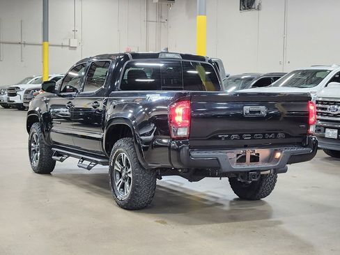 Used 2018 Toyota Tacoma TRD Sport w/ Technology Package image 11