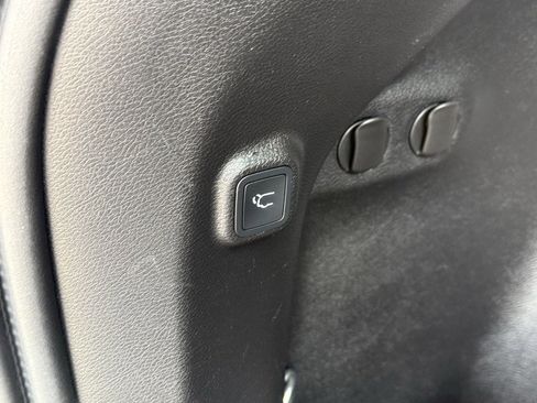 Used 2019 Jeep Cherokee Latitude Plus w/ Comfort/Convenience Group image 17