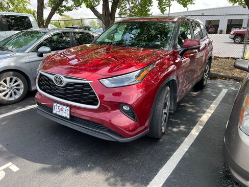 Used 2023 Toyota Highlander XLE image 3
