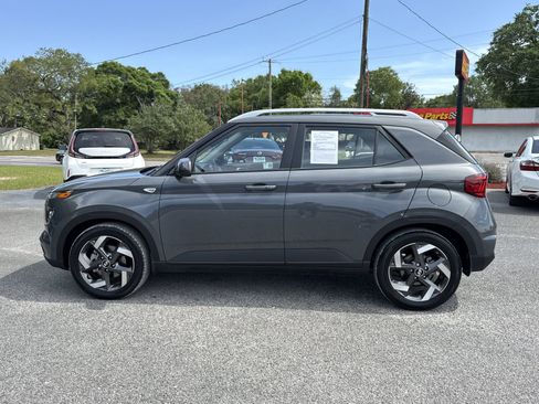 Used 2025 Hyundai Venue SEL FWD image 2
