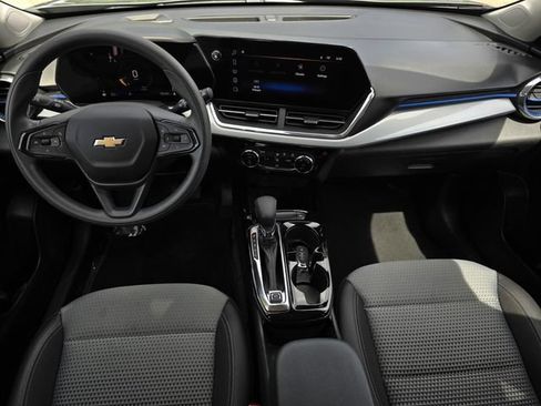 Used 2025 Chevrolet Trax LT FWD image 14
