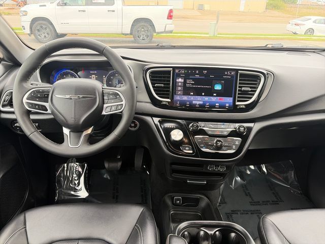 Used 2025 Chrysler Pacifica Select FWD image 32
