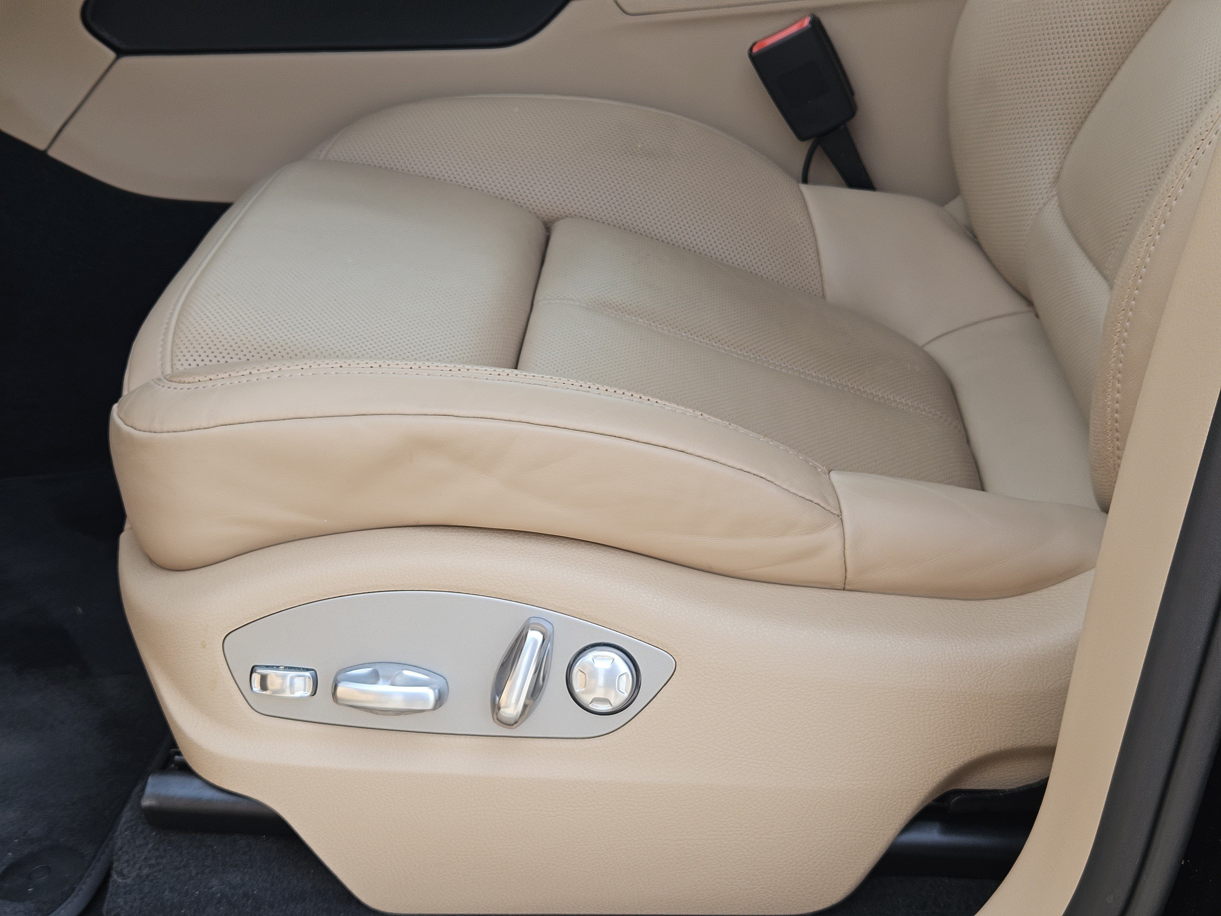 Certified 2026 Porsche Macan AWD/4WD image 23