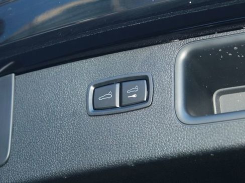 Certified 2025 Porsche Macan Base image 13