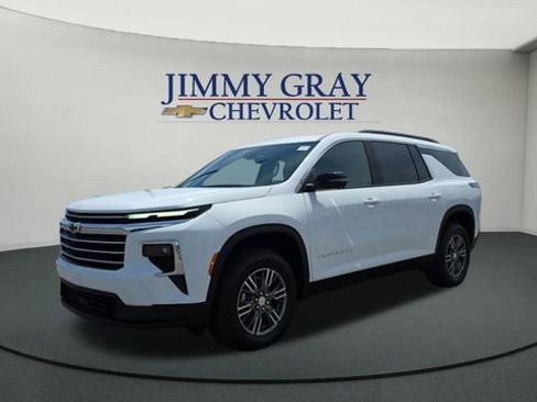 Used 2026 Chevrolet Traverse LT w/ Driver Confidence Package FWD image 1