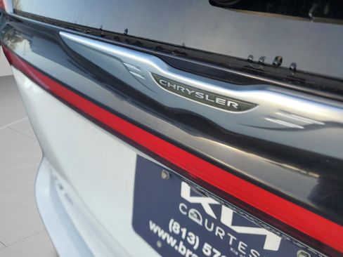 Used 2023 Chrysler Pacifica Touring-L image 32