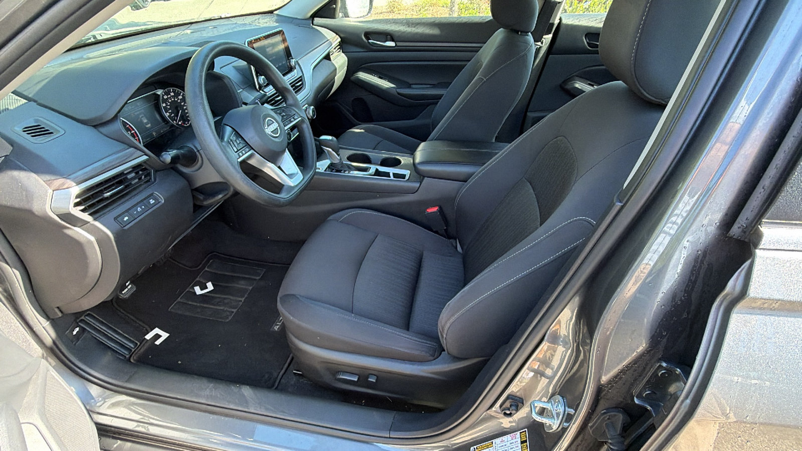 Used 2025 Nissan Altima 2.5 SV FWD image 17