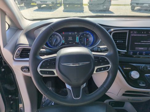 Used 2023 Chrysler Pacifica Touring-L FWD image 18