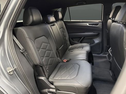 Certified 2025 Volkswagen Atlas Cross Sport SE image 30