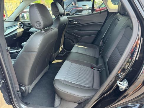 Used 2025 Chevrolet Trax LT w/ LT Convenience Package FWD image 9
