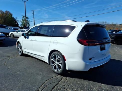 New 2026 Chrysler Pacifica Pinnacle image 4